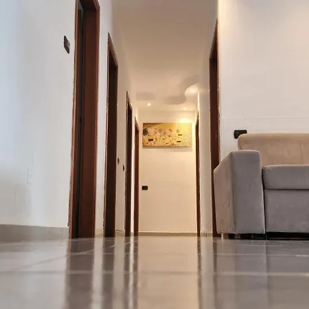 アパート Spacious In - 100 Sqm - Parking Included アマルフィ