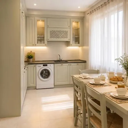 Lejlighed Spacious In - 100 Sqm - Parking Included *